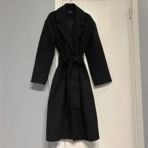 KAPPA - Säljer denna fina och mjuka kappa från Ginatricot då den är lite för liten/kort för mig som är 1.80. Den är köpt för 899 kr och i nyskick! ✨ Köparen står för frakt 🖤