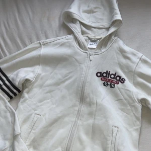Sjukt snygg vintage Adidasjacka!! - Såå cool Vintage Adidas-zipup som tyvärr inte kommer till användning längre💘 Väldigt unikt å coolt plagg!!