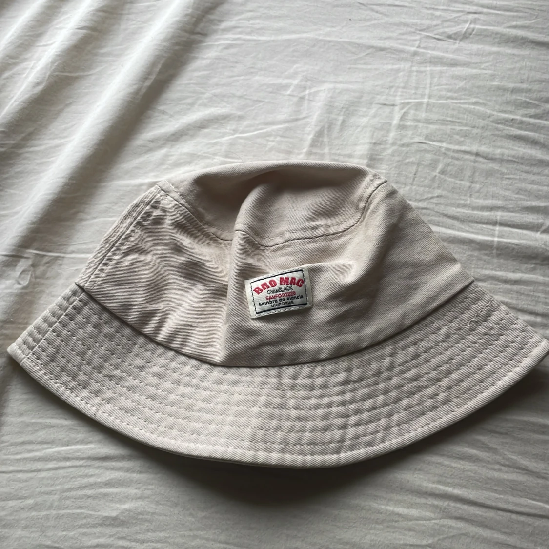 Beige bucket hat