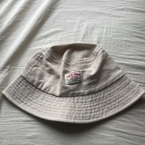 Beige bucket hat - En beige bucket hat som är tyärr för liten på mig! MITT PRIS: 40kr 😊😊💕