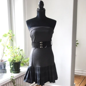 Cool klänning -  MEASUREMENTS length - 71 cm chest - 33 cm waist - 34 cm bottom - 66 cm 