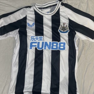 Fotbolls Tshirt - Säljer denna Fotbolls Tshirt, riktigt fet men inte direkt min stil. Passar S men också XS om man har det.  Riktigt snygg, pris kan diskuteras!!