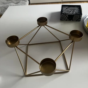 Guldig ljusstake - En fin guldig ljusstake som är i bra skick! Den är testad och finns något tecken på att den har varit testad men annars är den i toppskick. 4 st värmeljus   10 cm hög🫶🏻