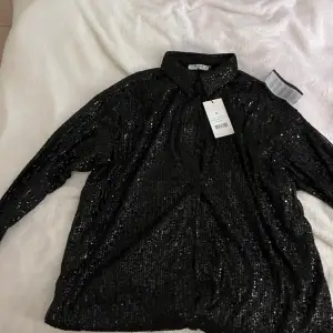 Oversized Sequin dress i nyskick, strl M. Klänningen är aldrig använd och är passande för nyår eller andra festligheter. Nypris 600