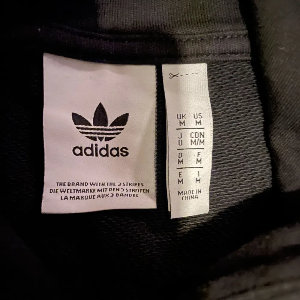 Adidas hoodie som är i ganska bra skick. Säljer den för att jag inte använder den. Vid snabb affär kan priset diskuteras. Skicka för fler bilder. . Hoodies.