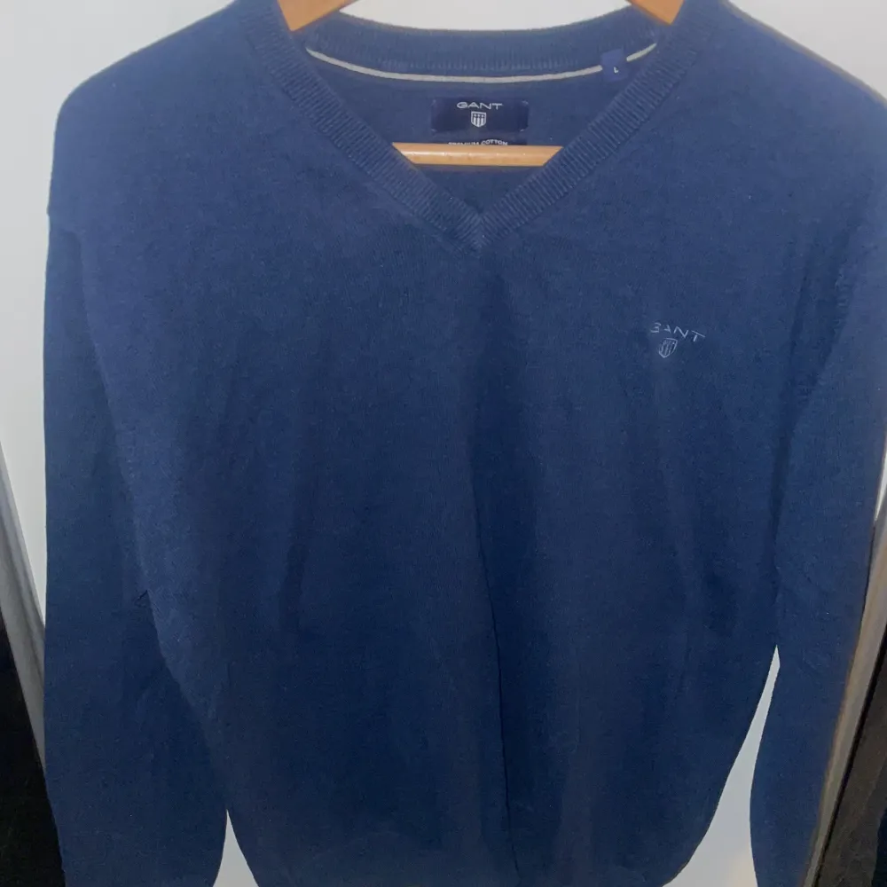 En fin fin gant sweatshirt i väldigt bra skick använd 2-4 9,9/10 skick, kan sänka pris vid snabb affär hör av dig vid frågor mm. Storleken är L men den är underbart liten för att vara L så skulle mer säga M passar S skriv vid mer bilder.. Hoodies.