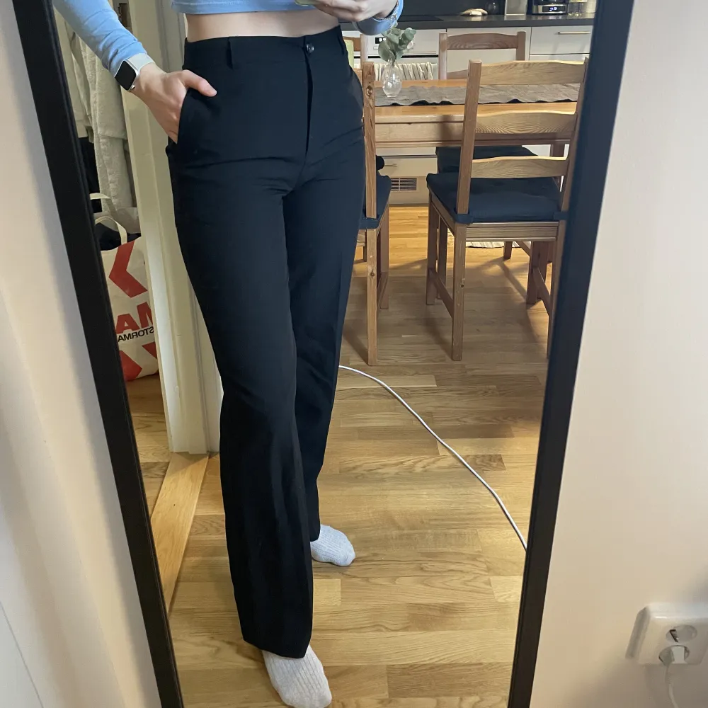 Svarta raka kostymbyxor från asos. Knappt använda/som nya då jag köpte fel storlek . Jeans & Byxor.