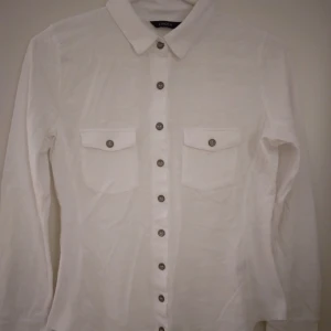 Vit jersey blus / skjorta. Mjuk bomull. Strlk: XS-SMALL. Lindex  - Vit jersey blus / skjorta. Mjuk bomull. Strlk: XS-SMALL. Lindex. Inga kända defekter.