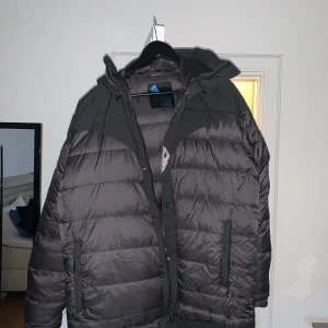 Klättermusen Jacka Storlek M - Modell: Atle 3.0 nypris 6499 Storlek: M Helt i nyskick!  Denna jacka är en otroligt varm 800+ Fill Power dunjacka som är både lätt och lätt att packa ihop, vilket gör den enkel att ta med och använda vid behov. Den dunfyllda huvan är 3D-justerbar 