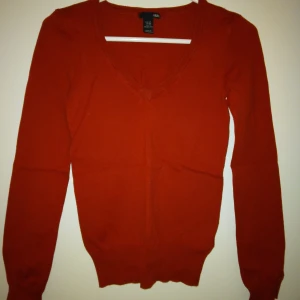 Röd v-ringad tunnare stickad tröja. Strlk: XS. Bomull. Gott skick. - Röd v-ringad tunnare stickad tröja. Strlk: XS. Bomull. Gott skick.