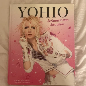 Yohio bok 💓 - Säljer denna unika Yohio bok ifrån 2013 som han varit med och skrivit. Bilder, minnen, recept och intervjuer och berättelser kring hans liv finns i boken
