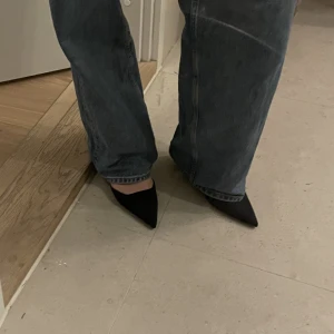 Oanvända Klackar i storlek 37 - Minimalistiska klackar med spetsig tå. Så fina och sköna med låg klack. 