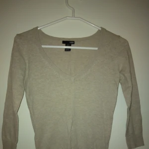 Beige långärmad v-ringad tröja. XS. Bomull. Gott skick - Beige långärmad v-ringad tröja. XS. Bomull. Gott skick