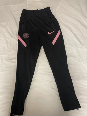 Psg träningsbyxor  - Hej ja säljer mina byxor På grund av att dom inte passar mig längre 