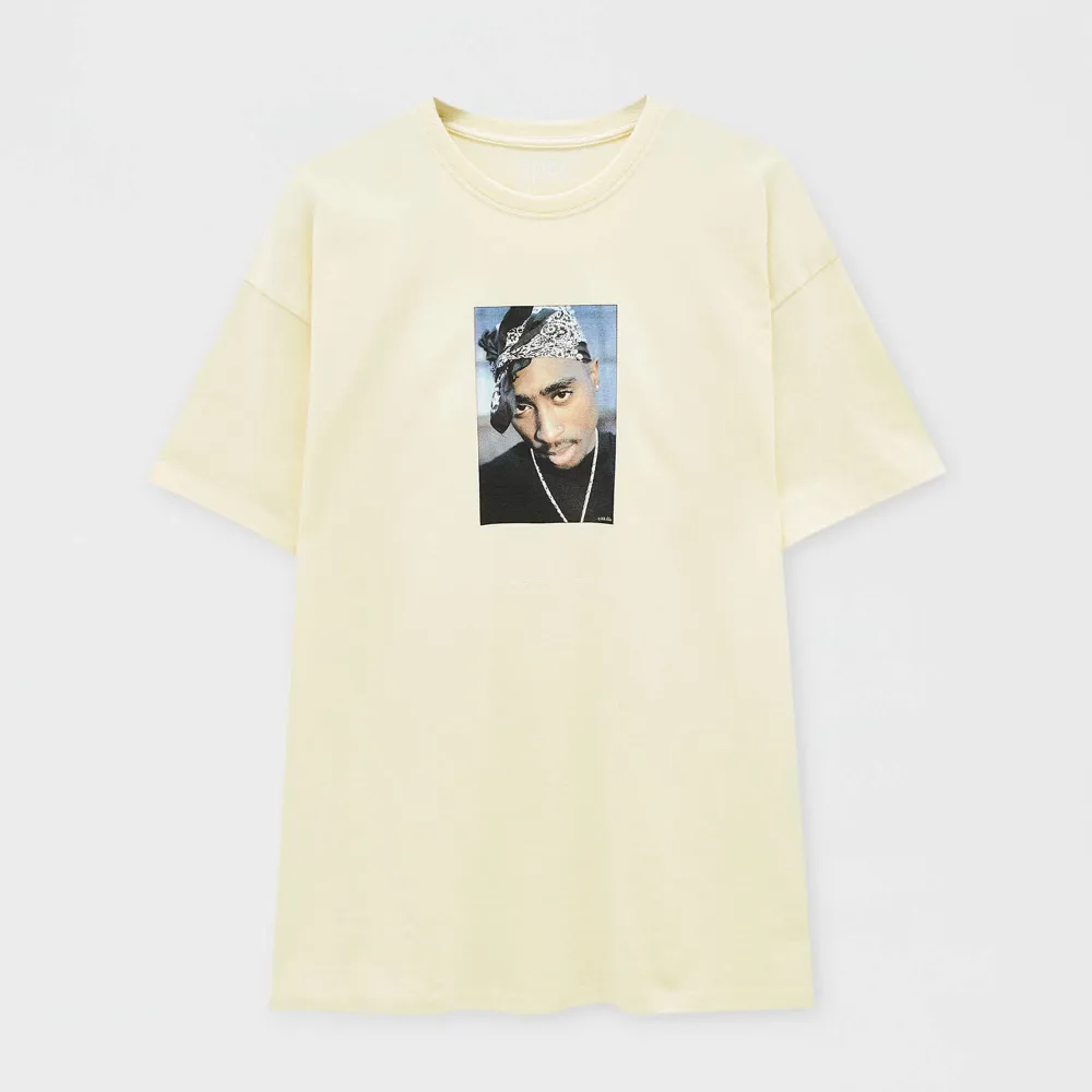 Gul Tupac T-Shirt från PULL&BEAR.  Använd några ggr.  Inga skador/fläckar.  Stl M, Oversize.  100 kr. . T-shirts.