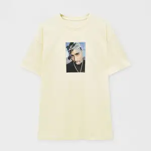 Gul Tupac T-Shirt från PULL&BEAR.  Använd några ggr.  Inga skador/fläckar.  Stl M, Oversize.  100 kr. 