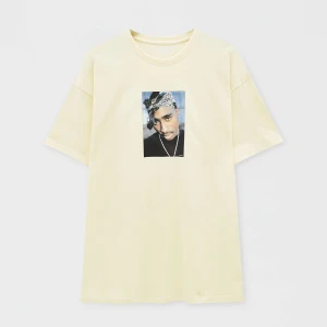 Gul Tupac T-Shirt  - Gul Tupac T-Shirt från PULL&BEAR.  Använd några ggr.  Inga skador/fläckar.  Stl M, Oversize.  100 kr. 