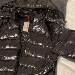 Moncler jacka  - Säljer min moncler jacka pga fel storlek, kan säga pris vid snabbköp 