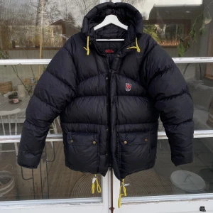 Fjällräven Expedition Down vinterjacka  - Hej! Säljer den väldigt populära Fjällräven Expedition Down Vinterjacka i svart färg. Väldigt bra skick, inga defekter. Nypris 9000kr. Storlek Small men stor och fluffig så passar olika beroende på storlekspreferens. Pris kan diskuteras. Hör av dig! 
