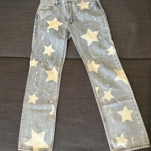 Jeans från mnml - Säljer ett par jeans från mnml USA i storlek 32. Använda en gång.