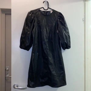 ’skinnkläning’ - En fejk skinkläning från HM. Använd ett fåtal gånger storlek S. Den hade förtjänat att presenteras strykt. Men den är lite fodrad. Bra vinterkörning.