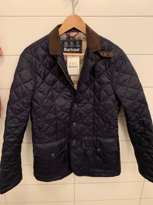 Barbour jacka - Sprillans ny jacka med lappen fortfarande på. Köptes i våras för 1200kr ny. Storlek s men sitter perfekt på mig som oftast bär M  Storlek: s fits m Mitt pris: 450