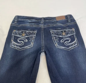 John baner jeans - Snygga jeans med detaljer. Bilderna är tagna av förra säljaren. Midjemått är 38 och innerbenet 72. Råkade sätta budgivning! Om du är intresserad skriv privat.