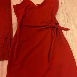 Säljer en röd klänningen som skulle vara perfekt för jultiden och även annat den är i nyskick och är i storlek M