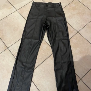 Svarta skinnbyxor  - Jättefina svarta skinnbyxor, de är tajta upptill och utsvängda nertill. 