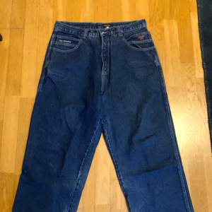 Säljer ett par riktigt feta wu wear jeans i storleken w34”.  Sitter riktigt bekvämt och är perfekta för en skön baggy outfit. Storlek w34 men löses enkelt med bälte.  Frakt eller hämtas på Södermalm!
