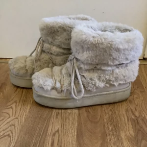 Vinterskor  -  Superfina vinterskor liknar Inuikii skor ⚡️💗 Dom är i storleken 39 men passar 37-40 🫶 Knappt använda, använt dom typ 5 gånger men nu är dom tyvärr för små för mig.  Dom är från H&M köpte dom förra året på vintern. Slutsålda online! 💕Finns kvar !! 💖