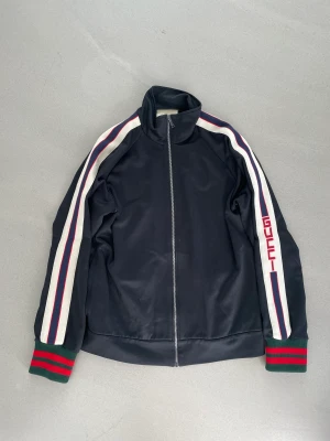 Gucci zip  - gucci zip up tröja storlek Large självfallet 100% äkta.  lite nopprig vid ett område