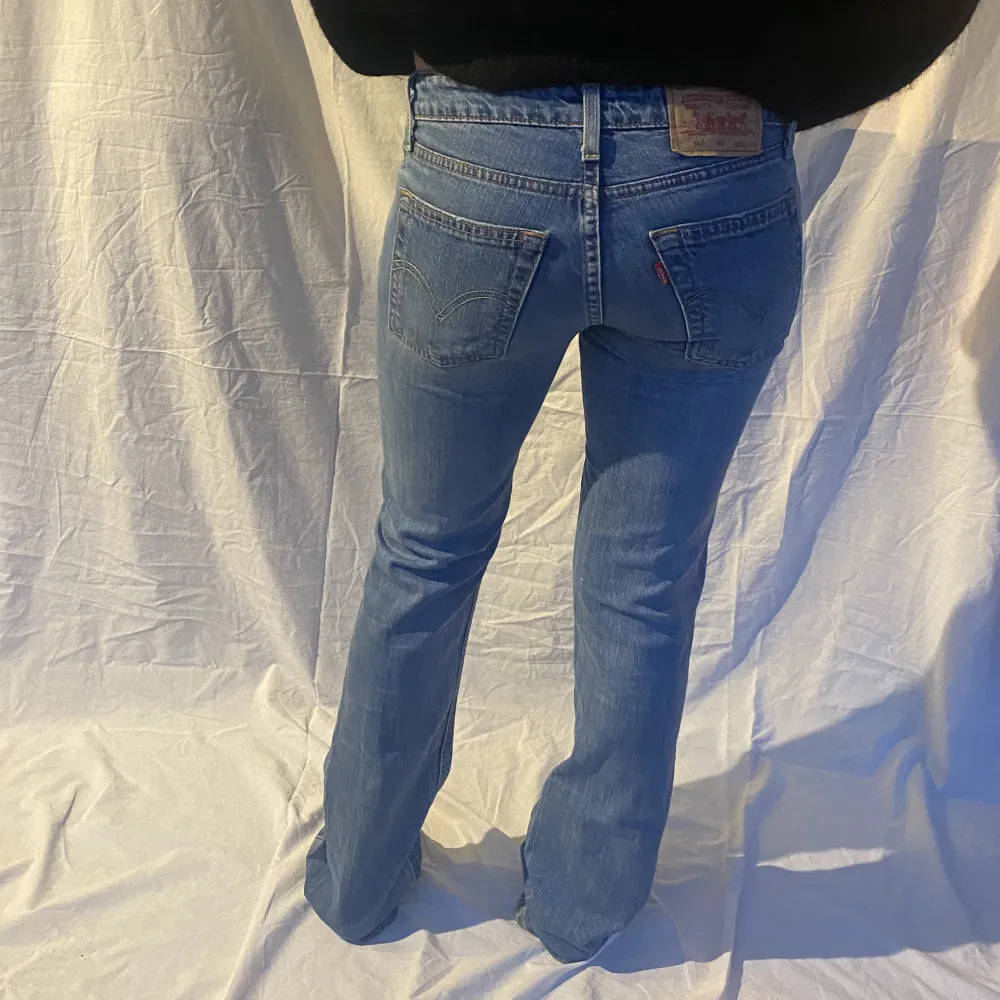 Levis jeans i modellen 545 low bootcut storlek w26 l34 MÅTT: midja 36cm, innerbenslängd 84cm. Jeans & Byxor.