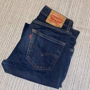 Säljer mina Levis jeans då jag inte använt de på länge. De är nästan i nyskick, använd fåtal gånger. Nypris: 950kr