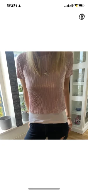 topp - en jättefin tröja som köptes här på plick men är tyvärr för liten för mig💕 bilder lånade från den jag köpte från! 