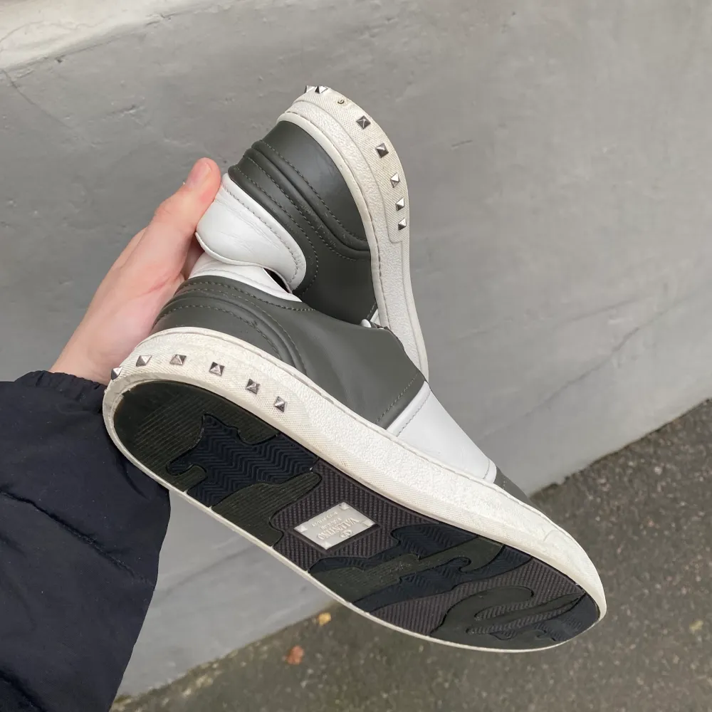 Valentino Flycrews i nyskick 10/10⚜️ Extra skosnören och dustbags följer med skorna. Skorna är i storlek 39 men sitter som storlek 40🔝obs: saknas en nit på vardera sko. Vid frågor och funderingar hör av er ✅📦. Skor.