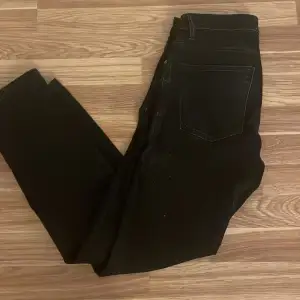 Svarta washed jeans som jag bara vill bli av med :)