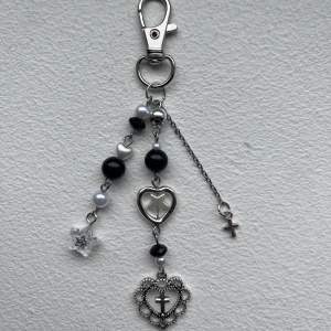 handgjord nyckelring med svarta och  vita pärlor 🤍 perfekt som julklapp och kan sättas på väskor, nycklar osv. skriv gärna vid funderingar 💕 (frakt, som brev: 15kr)