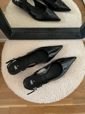 Lågklackar zara  - Från zara som har 3cm klack med spetsig tå. Normala i storleken ✨