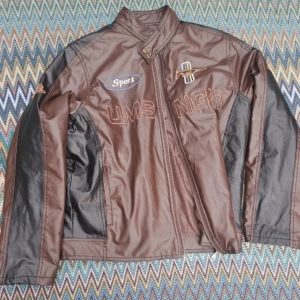 Läder jacka  - Biker/läder jacka med tryck på ryggen! Fint skick knappt använd 💗