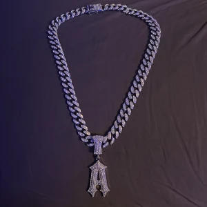 Silver Kedja - Silver kedja, (ej äkta) skick 10/10 skriv om du är intresserad av att köpa!
