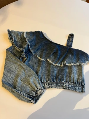 Topp med volanger  - Helt oanvända snygg topp från River Island. Med volanger vid bysten. Jätte fin tvättning. 