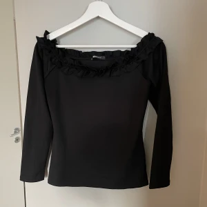 Off shoulder topp med volang  - I strl M. 