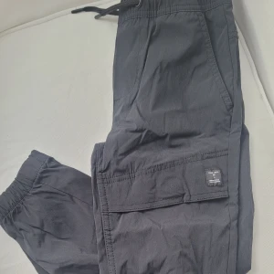 Cargo liknande byxor - Bra skick tunna prassel byxor 