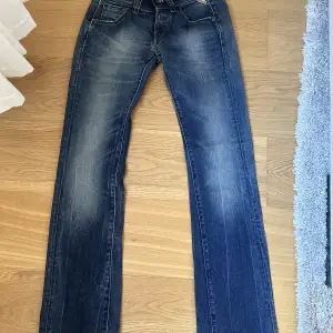 Helt nya low waist replay jeans strl 25💞 passar perfekt på mig som är 170cm💖 Frakt tillkommer!!