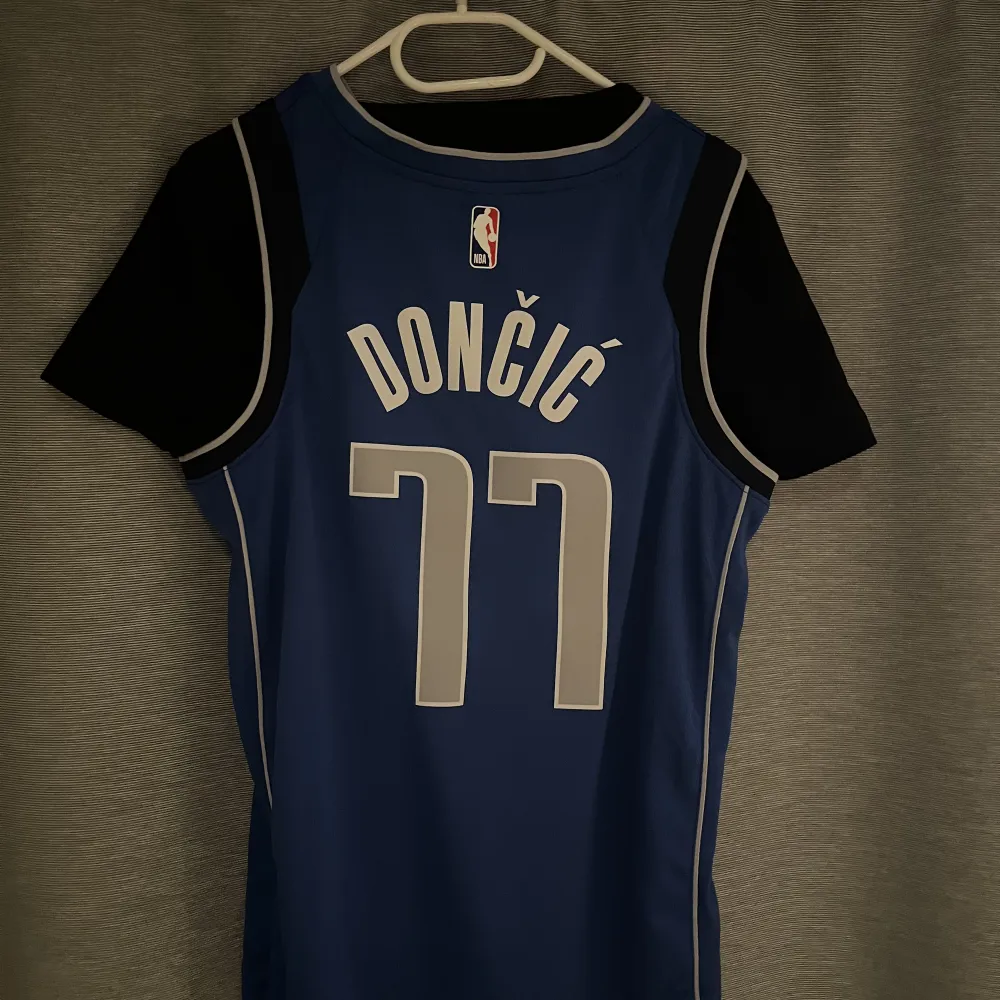 Dallas doncic basket tröja, oanvänd storlek M. Köpt från Nikes hemsida. T-shirts.