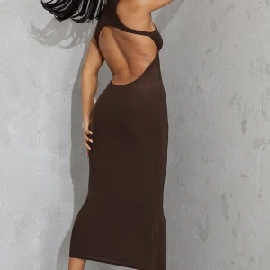 Brun klänning med öppen rygg - Säljer denna galet snygga klänningen då jag har en liknande redan. Storlek Xs men passar även S då den är stretchig. Aldrig avänd prislapp kvar. Köptes från plt men finns ej kvar på deras sida. 🫶🏽