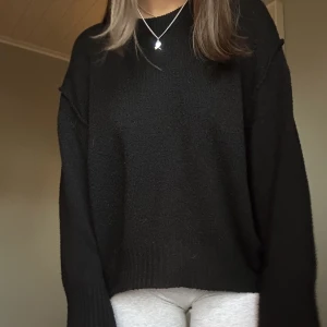 svart stickad  - super fin vanlig svart stickad tröja från pull&bear, jätte mysig och är i fint skick🫶🏼