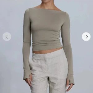 Adsgn topp - Adsgn topp i den finaste färgen. Typ den skönaste tröjan jag äger och sitter som en smäck, men har en likadan så använder aldrig denna ): använd nån gång så bra skick. Andra bilden är på mig och sista på Alice ❤️