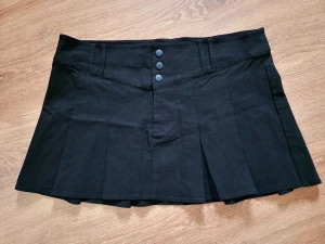 Svar kort kjol - Svart kort kjol säljes. Stl M. Divided, H&M. Fint skick. Katt finns i hemmet.